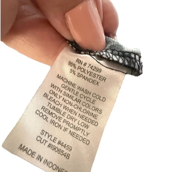 Black and White Sleeveless Dress with Pink Accents - Picture 4 of 4